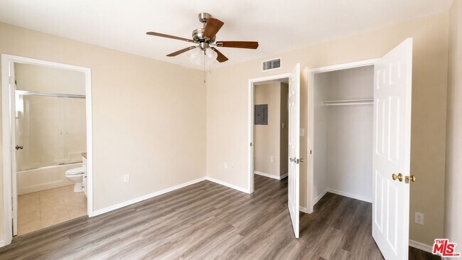 Foto del edificio - 15200 Sherman Way