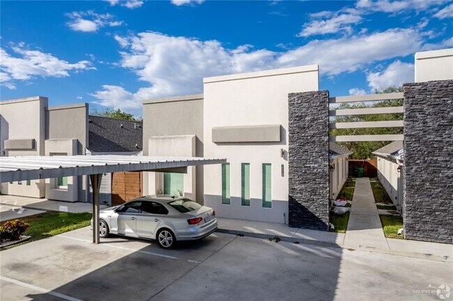 Building Photo - 7 West Dr