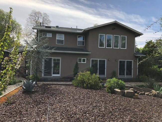 Building Photo - Beautiful 3 bed 3 bath Home in East Davis