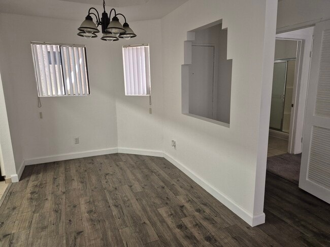 Building Photo - Dicken's Court Apartments