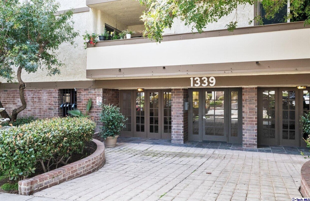 Primary Photo - 1339 N Columbus Ave