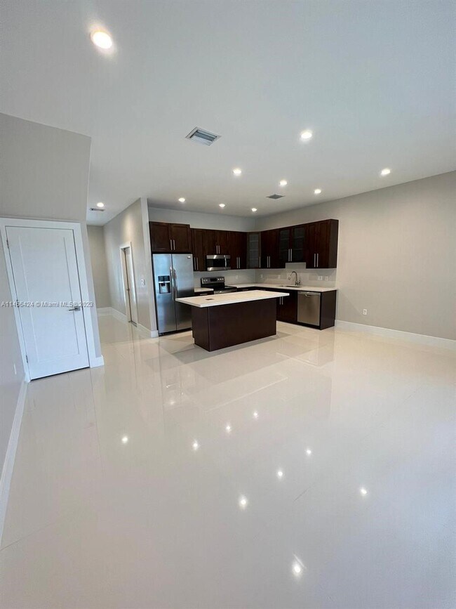Building Photo - 824 SW 74th Ct