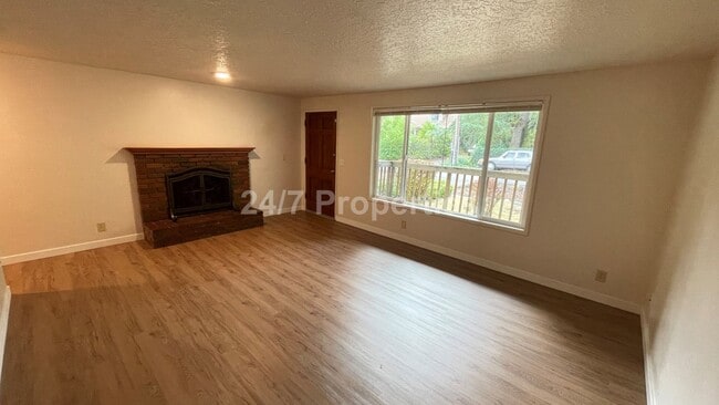 Building Photo - Beautiful 4 BD | 2 BA Corner Lot Home - Mi...