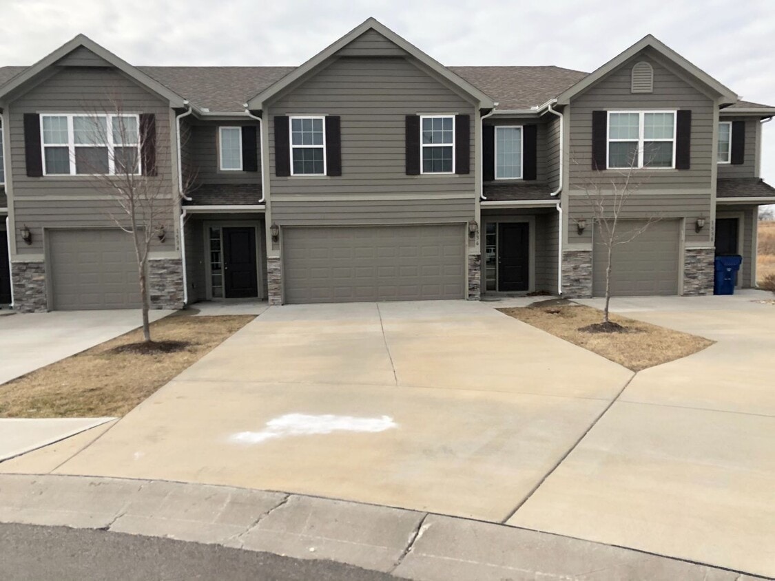 Primary Photo - Newer 3 Bed 2 Car Townhome in Grain Valley