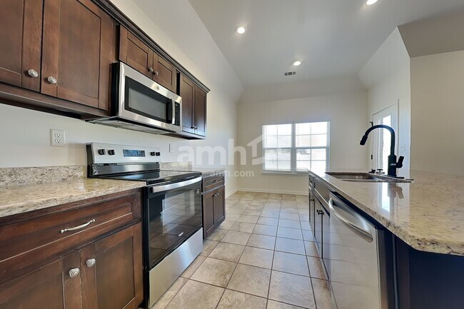 Foto del edificio - 3210 Greenhouse Dr