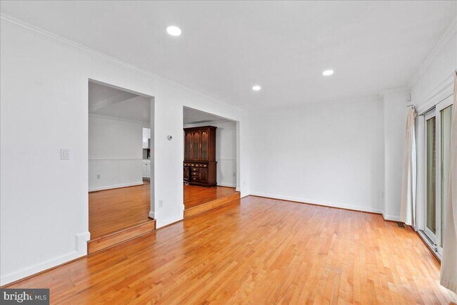 Foto del edificio - 7415 Rhondda Dr