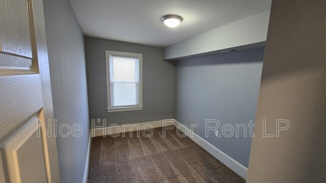 Foto del edificio - 64 Simpson Ave