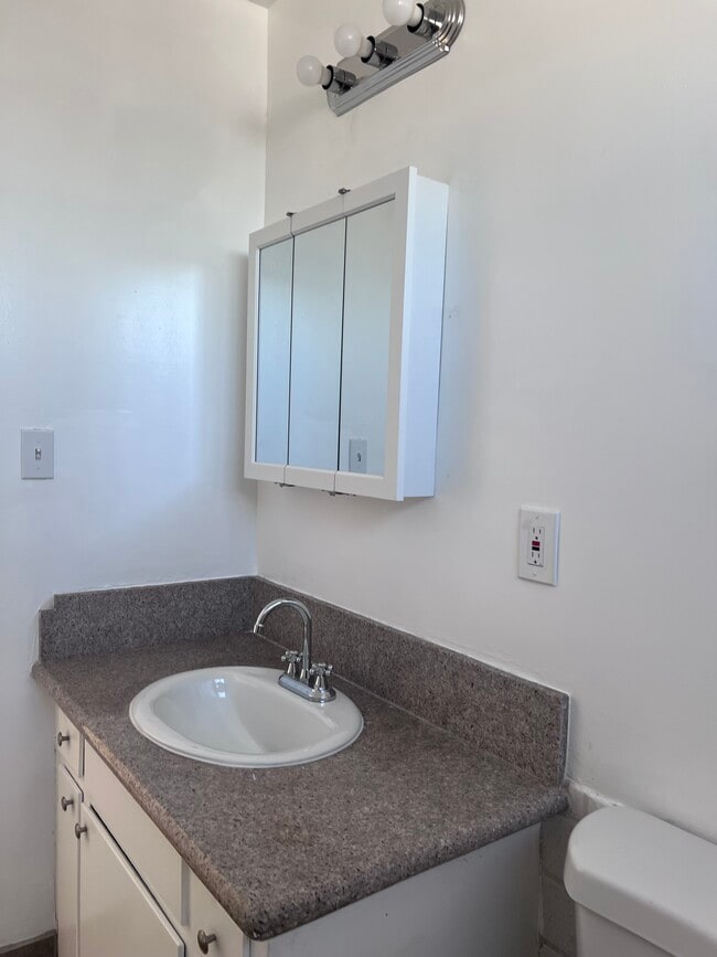 tocador de baño - 8129 Otis St