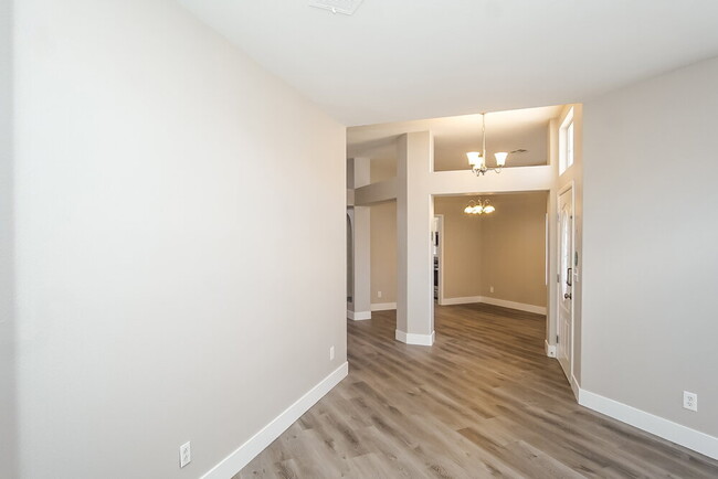 Building Photo - 456 Wright Way
