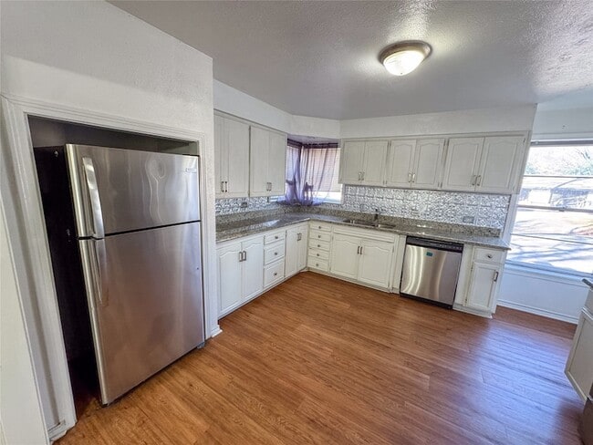 Foto del edificio - 1431 W Chestnut St