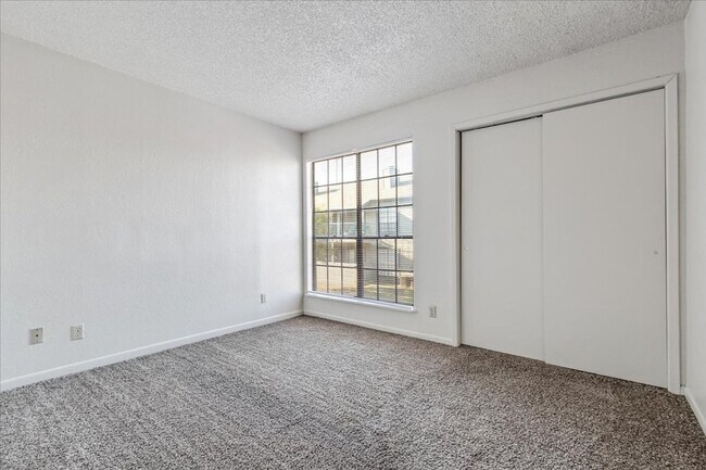 Foto del edificio - 8824 Old McGregor Rd