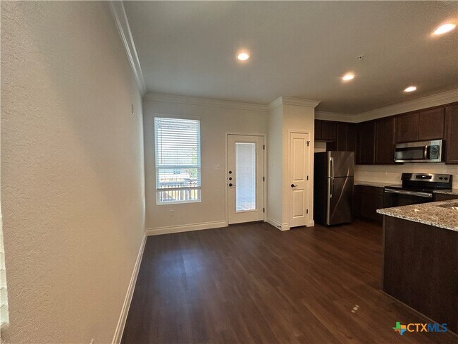 Foto del edificio - 320 Untermaier St