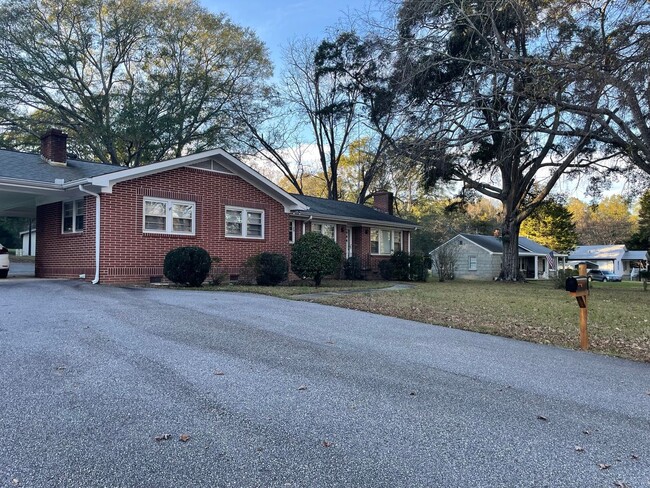 Building Photo - West Athens Three Bedroom Available