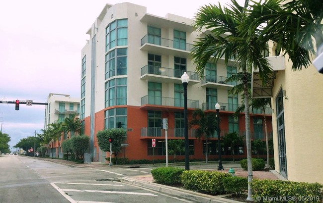 Foto del edificio - LOFTS AT HOLLYWOOD STATION