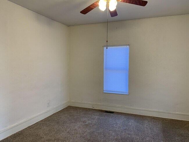 Building Photo - 924 E High St