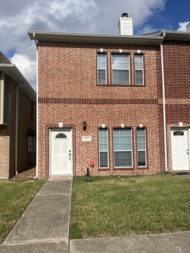 Building Photo - 4219 Benard Ct