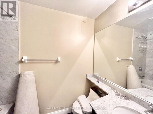 Photo du bâtiment - 50 Absolute Ave