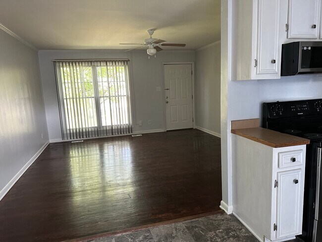 Spacious family Rm - 1008 N Harrison St