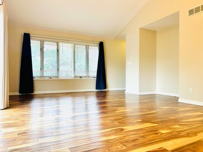 Building Photo - Beautiful Home, Close to Milford Lake