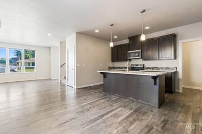 Foto del edificio - 3 bed, 3 bath townhome will be ready in May for you