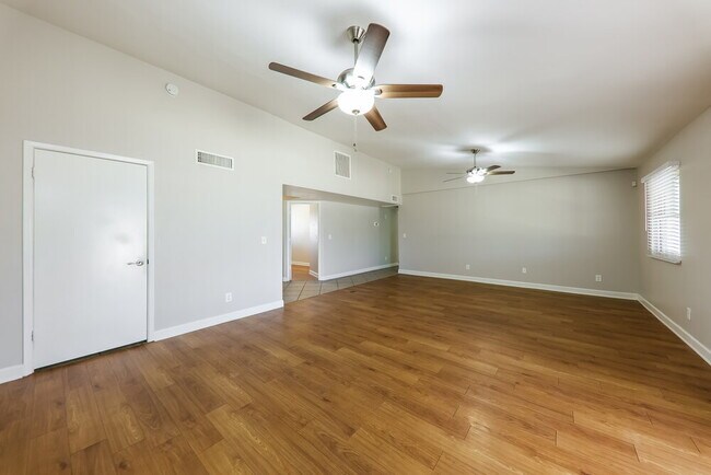 Foto del edificio - 7008 W Canterbury Dr