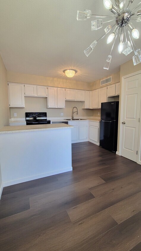 Foto principal - Cozy 1BR/1BA Condo Near Pima College & Dow...