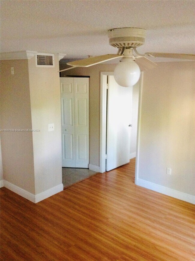 Foto del edificio - 1740 NW N River Dr
