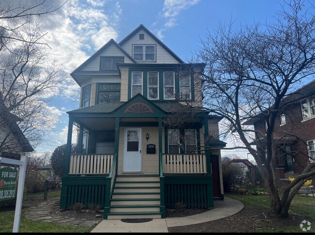 Building Photo - 3226 Maple Ave