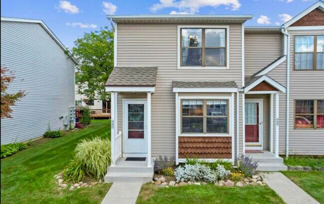 Building Photo - 920 Charnwood Ln