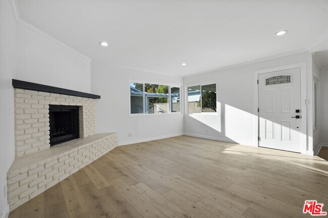 Building Photo - 914 Evergreen St
