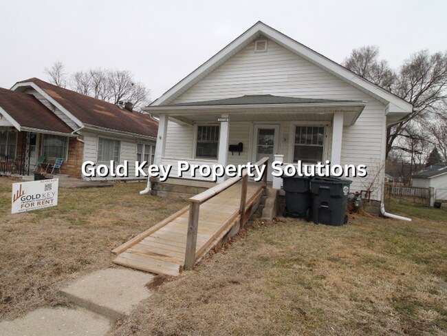 Foto del edificio - Attractive 2 BR 1 BA House with Fenced Backyard and Garage (SECTION 8 APPROVED)