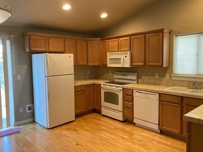 Foto del edificio - Beautiful Home! Large open living room! Do...