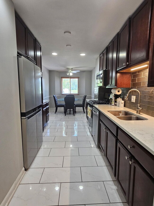 Building Photo - 23W434 Greenbriar Dr