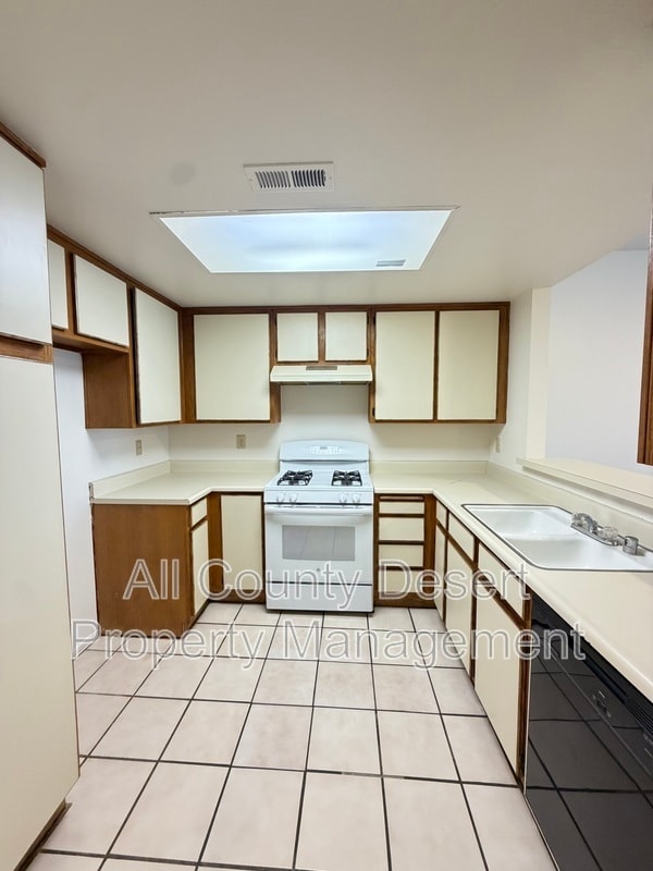 Building Photo - 74350 Magnesia Falls Dr