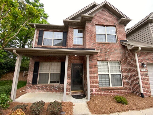 Building Photo - Townhome in a great location!