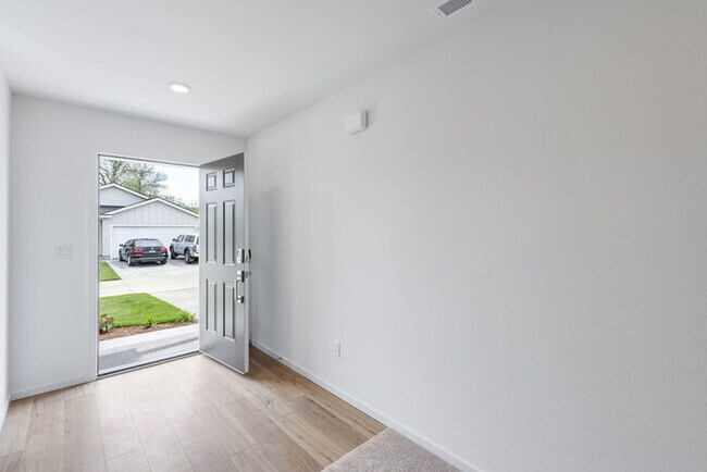 Foto del edificio - BRAND NEW FOUR BEDROOM IN WEST LONGVIEW