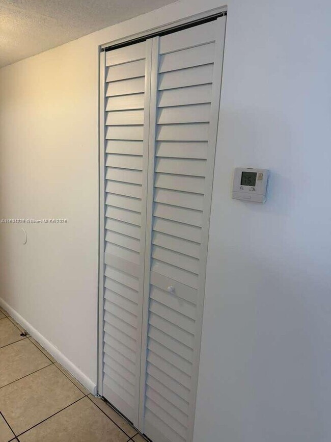 Foto del edificio - 8550 N Sherman Cir