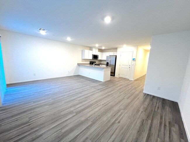 Building Photo - Remarks	Beautiful and brand new turnkey 3bed/3bath in Southwest location