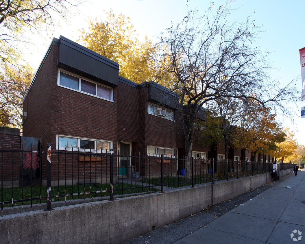 Primary Photo - 581-599 Dundas St W