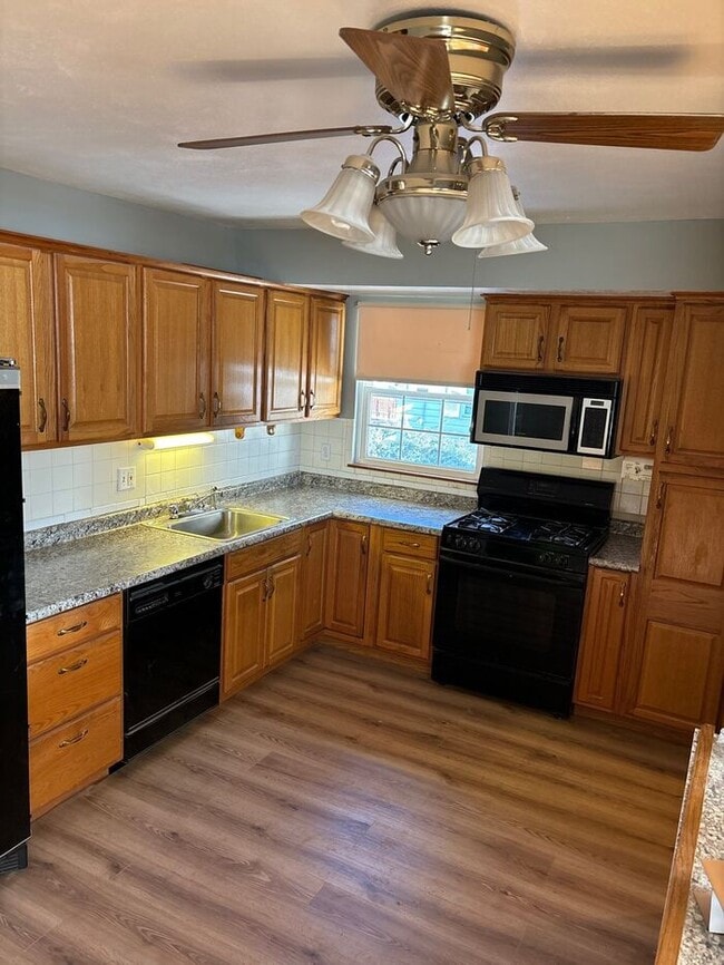 Building Photo - 731 Shepley Dr