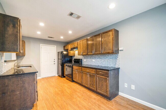 Building Photo - 16336 Edgemere Dr