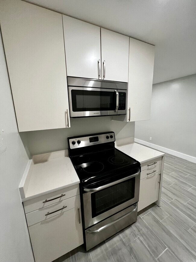 Building Photo - 740 Himmarshee St
