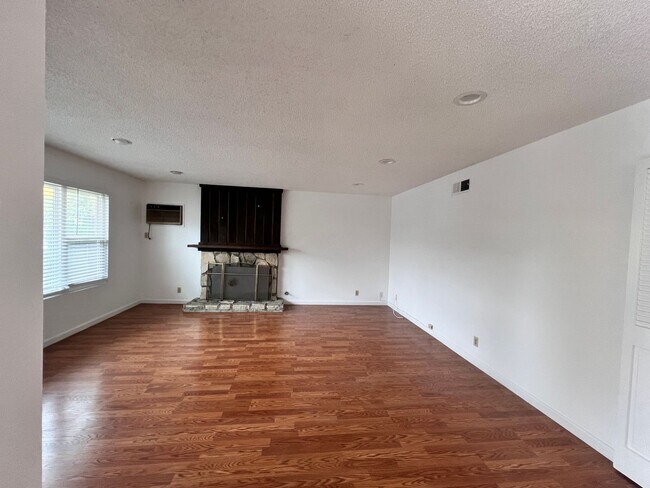 Foto del edificio - 3 Bedroom, 2.5 bath with Private Patio, Attached Garage and Washer/Dryer