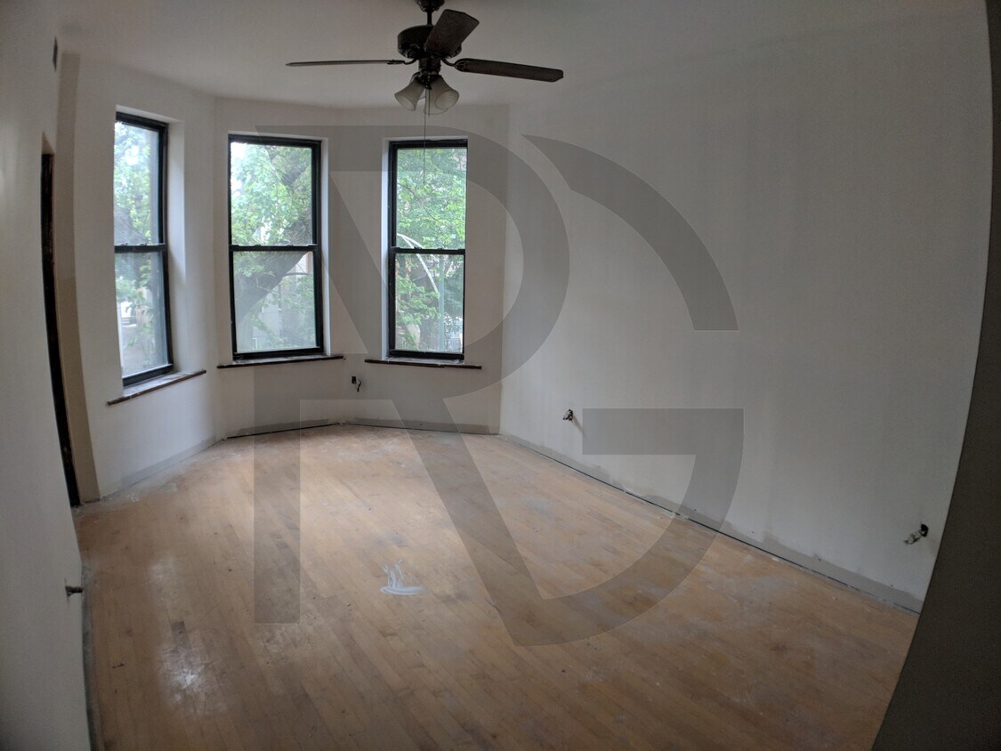 Primary Photo - 2730 N Wayne Ave