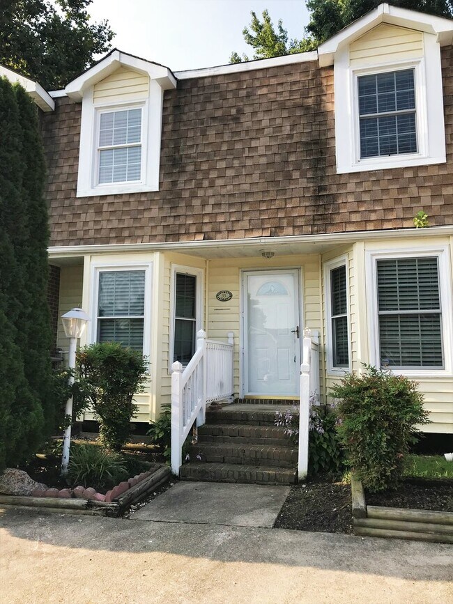Building Photo - Attached 3 Bedroom 2.5 Bath Townhome