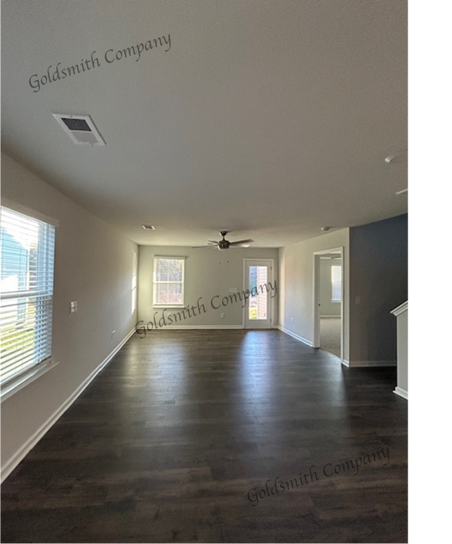 Building Photo - "Spacious 4-Bed Townhouse in Greenville wi...