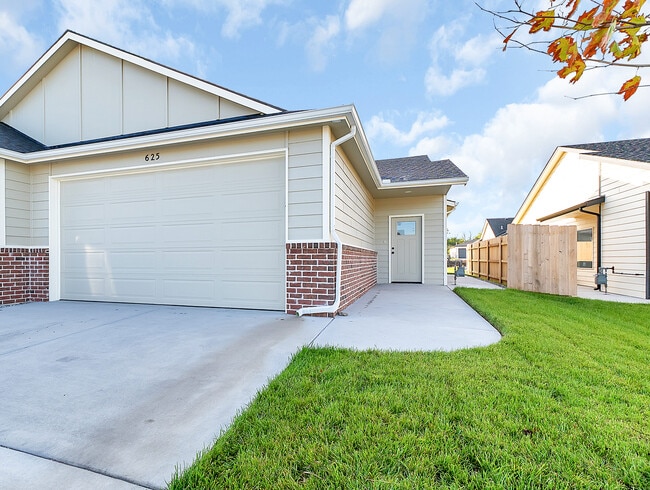 Building Photo - 625 Briarbrook Ln