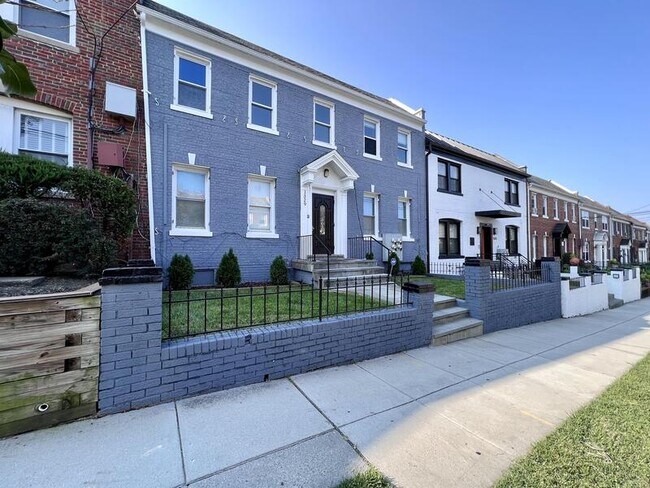 Building Photo - 1329 Adams St NE