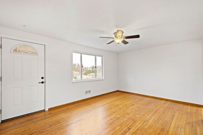 Foto del edificio - AVAILABLE JUNE 1ST! Don't miss this UPDATED and stunning 2-bedroom the heart of the South Hills!