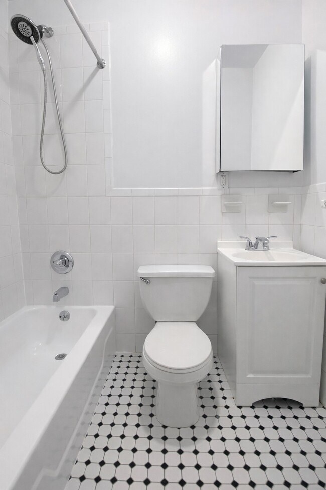 Foto del edificio - 442 W 44th St